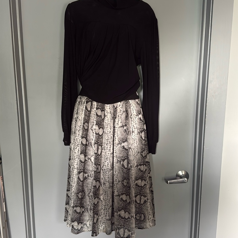 White House Black Market Vintage Snakeskin 8 elastic waist w/zipper Midi Skirt